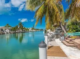 Casita Blanca- Charming Waterfront Home, Beach Club w Pool, 30' Dock