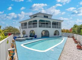 Casa Tranquilo - Waterfront Pool Home, 80' Dock, hotel di Marathon
