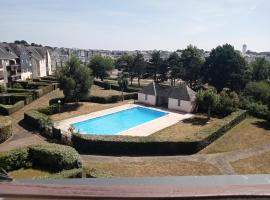Sea Bird parking draps fournis piscine estivale, hotel in Arzon