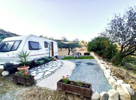 Olive Grove Mountain Caravan, Hotel in Limnatis