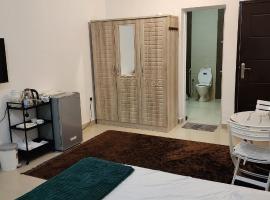 Muscat Airport Guest House Private Rooms with Private Bathroom, hotel di Muscat