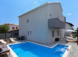 Gorgeous Apartment In Kastel Kambelovac