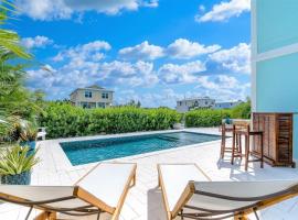 Paradise Found - Luxury Waterfront Pool Home, 50' Dock, hotel di Marathon