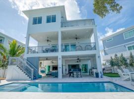 Paraiso Del Mar - Luxury Waterfront Pool Home, 65' Dock, hotel di Marathon