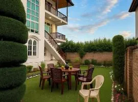 The Shesh Bagh Boutique - Garden Stay Near Dal Lake & Mughal Garden
