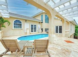 Reel Relaxin` - Luxury Waterfront Pool Home, 55' Dock, hotel in Marathon