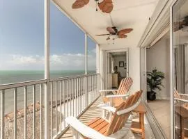 Seaside Villa- Charming Beachfront Condo w Pool!