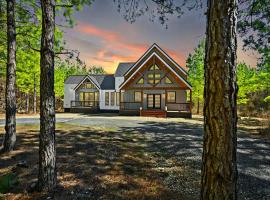 Sugar Bear Den Stay for 10, villa in Broken Bow