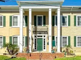 Cozy Quiet St Augustine Private Condo - 2bed, 1 bath, Sleeps 6, Steps to Historic St Augustine Center & All Tourist Attractions, Restaurants, Cafes, Backyard, Porch