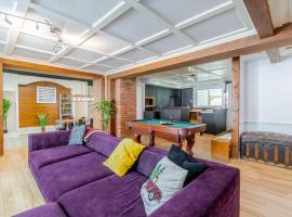 Old-Time Charm - 12 Guests - Billiards & Hot Tub, hotel i Sainte-Anne-de-Beaupré