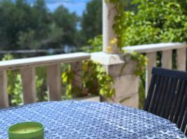 Island house MARTA, acomoda&ccedil;&atilde;o com cozinha em Koločep