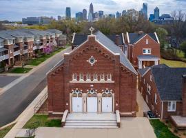 Luxury Rooftop Townhome in Restored Church 5 mins to DT, hotel em Charlotte