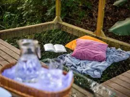 Loft Americano para Casais - Lareira Externa, Rio no Terreno, Rede Suspensa e Churrasqueira