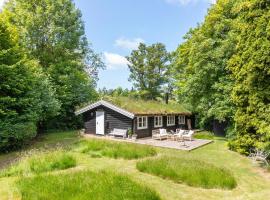 Cozy Home In Dronningmølle With Wifi, hotel in Dronningmølle