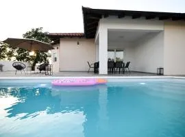 Four Oaks Holiday House