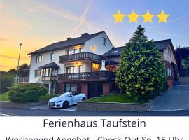 Familientreffen - Ganzes Haus - Spielplatz - Spielzimmer - Garten - Scheune - Terasse - Grill - Ferienhaus Taufstein, hotel with hot tubs in Herbstein