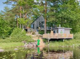 Architectural Cabin With Magnificent Lake View, hotel v destinaci Ryssby
