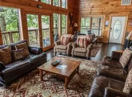 4BR Cabin, Mountain View, Hot Tub, and Deck!
