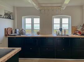 Bright Beach Villa With Sea Views To Hesselø Bay，位于瓦伊比的酒店