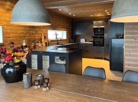 Mountain Home With View Near Tromsø، فندق في Kvaløya