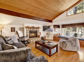 Serene Splendor Retreat in Big Bear Ultra-Modern Chalet w/ Hot Tub, hotel di Big Bear City