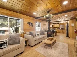 Lily's Bear Cabin -Adorable Downtown Retreat Cottage