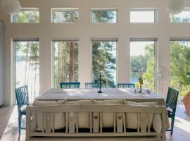 Modern Glass House With A View Over Lake Lejondal, hotel v destinaci Bro