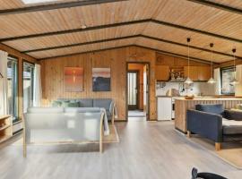 Charming Wooden Summer House In Trend, hotel v destinaci Løgsted