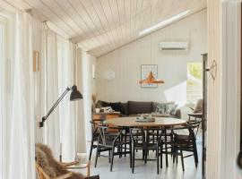 Amid Heather Near The Sea Lies Beach Hut, hotel in Asnæs