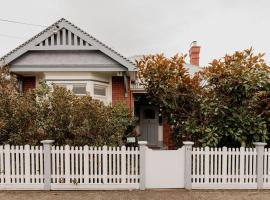 Family Home in central Sandy Bay, hotel in Sandy Bay
