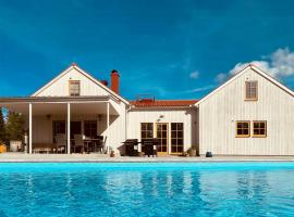 Family-Friendly Villa With Pool In Gotland, hotel v destinaci Slite