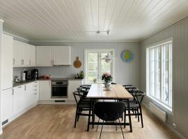 Sunny Cabin In Øysang Near Risør, khách sạn ở Søndeled