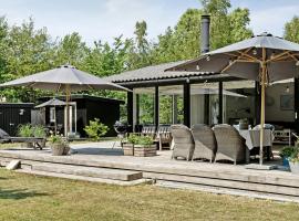 Family Reunites For Beach Trips In Tisvilde Hegn，位于瓦伊比的酒店