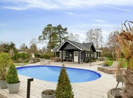 Bright Summer House With Pool In Tisvildeleje, hotel a Tisvildeleje