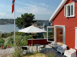 Idyllic Cabin With Sea View On Peaceful Island, hotel in Lyngør