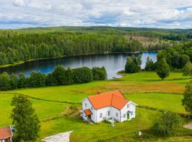 Old Mission House With Lake View Near Töcksfors, hotel v destinaci Töcksfors