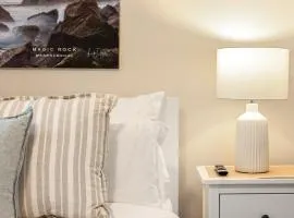 Cozy 3BR Home by Melb Airport, CBD & Watergardens