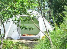 Delicate camp, parque de campismo em Kīar