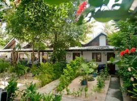 Bay Dreams Beach Hotel & Surf Camp