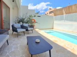Elegant Retreat with Private Pool & Parking, villa in Sliema