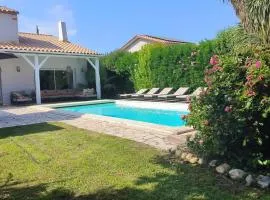 VILLA de charme avec piscine et jardin en bord de mer