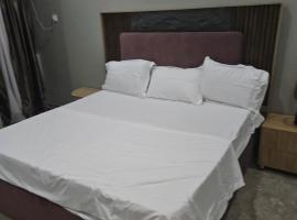 Moment hotel & suites, hotel v destinaci Idowu