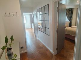 Modern Ground Level Flat, hotel i Clydebank