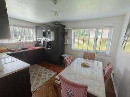 Modern Ground Level Flat, hotel v destinaci Clydebank