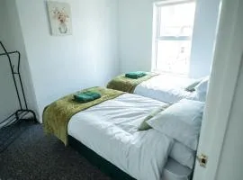 Spacious 3 Bedroom Home Near Beach & Town in Lowestoft by Eason Stays, ideal for weekend getaways and business travelers - with free parking!