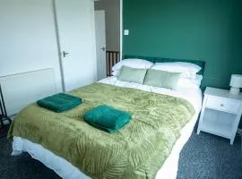 Spacious 3 Bedroom Home Near Beach & Town in Lowestoft by Eason Stays, ideal for weekend getaways and business travelers - with free parking!