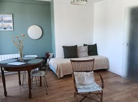 ANNA Apartment, Downtown and Port on foot!, hotel v destinaci Cancale