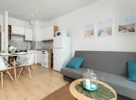 White and Beige Apartment in Gdynia with Access to the Outdoor Gym by Noclegi Renters