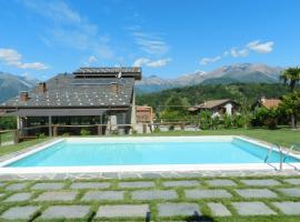 Villa La Corte with amazing pool and garden, hotel a Colico