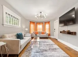 Modern 6BR Near Syracuse U, Destiny & Zoo Sleeps 18